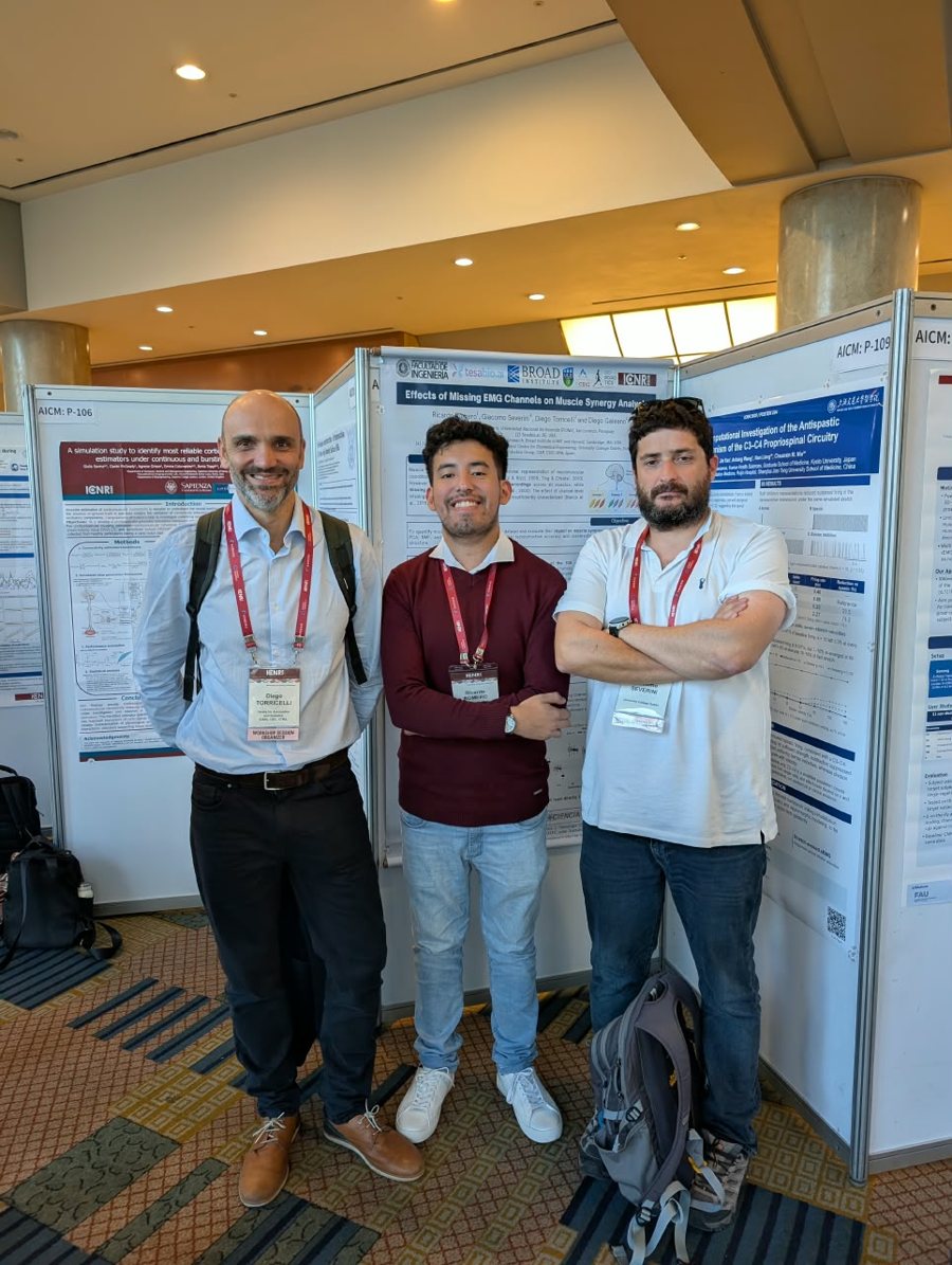 Ricardo Romero con Diego Torricelli y Giacomo Severini frente a su póster en el ICNR 2026, Seúl