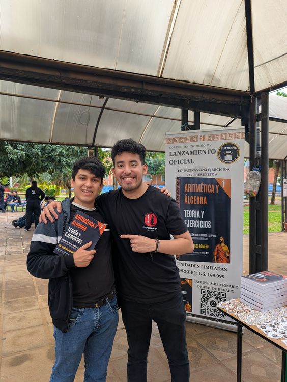 Estudiantes en el lanzamiento oficial con su ejemplar