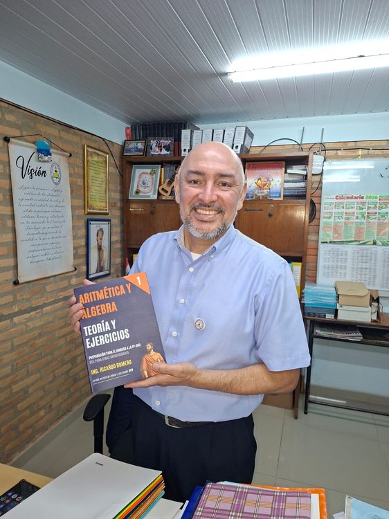Profesor con su ejemplar de Aritmética y Álgebra