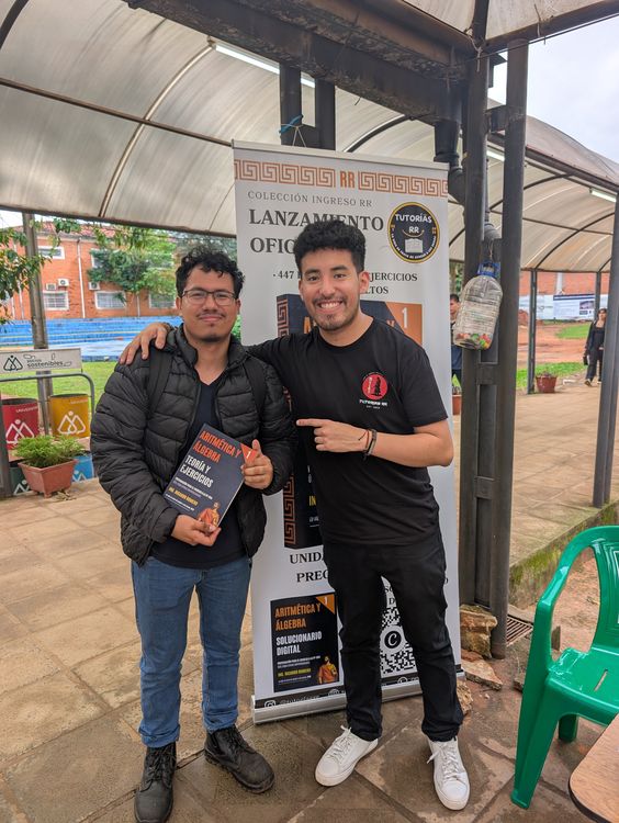 Estudiante con su ejemplar el día del lanzamiento