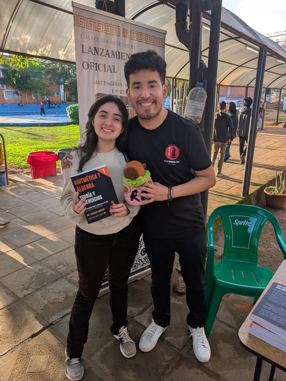 Estudiante con su ejemplar el día del lanzamiento