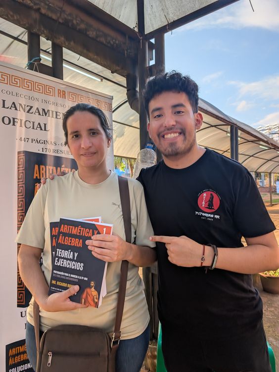 Estudiante con dos ejemplares el día del lanzamiento