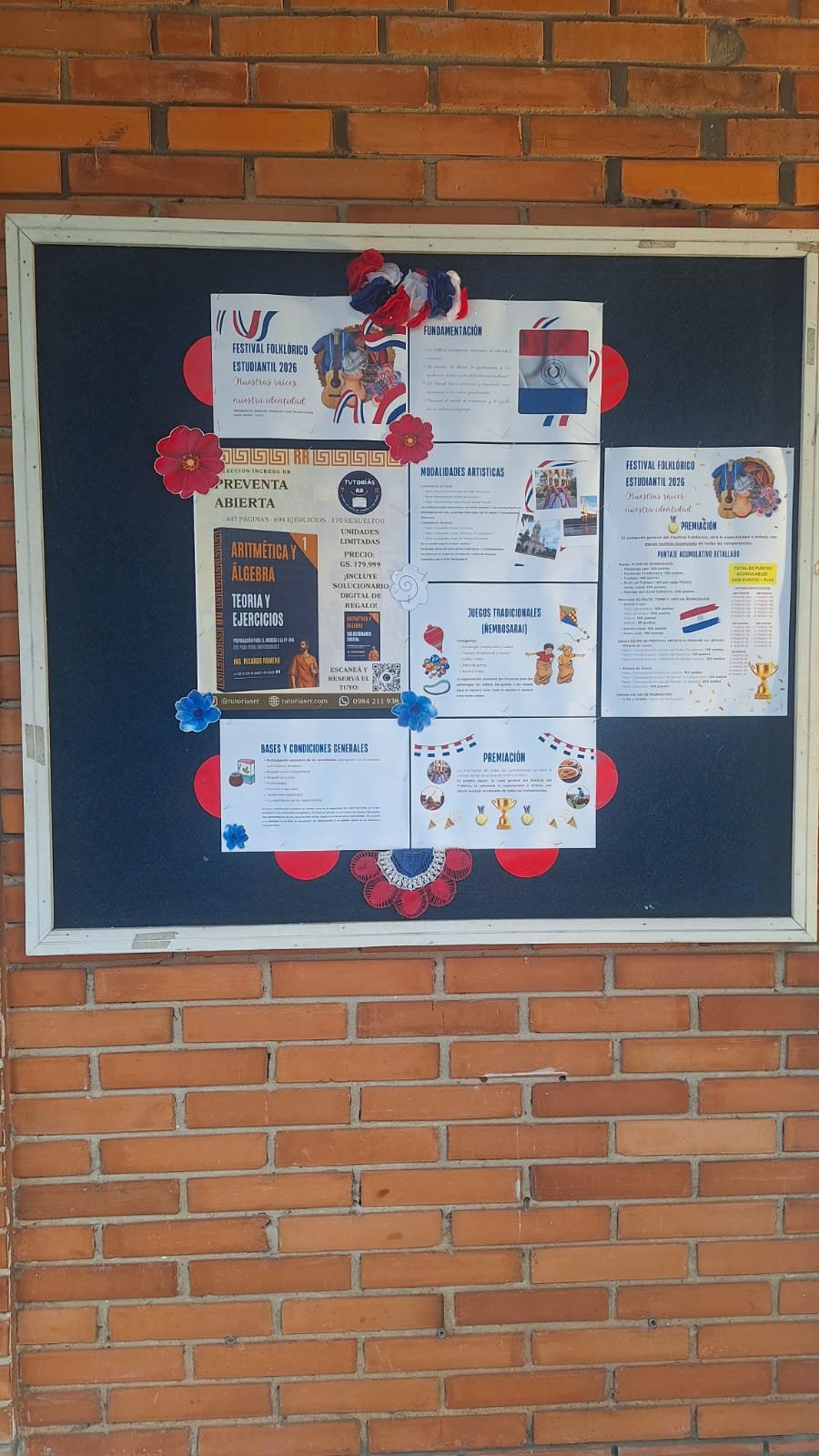 Afiche de Aritmética y Álgebra en la cartelera del colegio