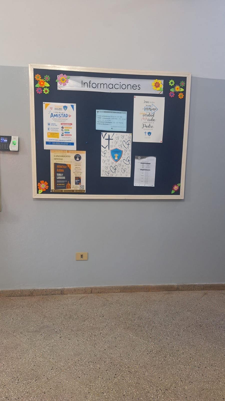 Afiche de lanzamiento en la cartelera de Informaciones del colegio