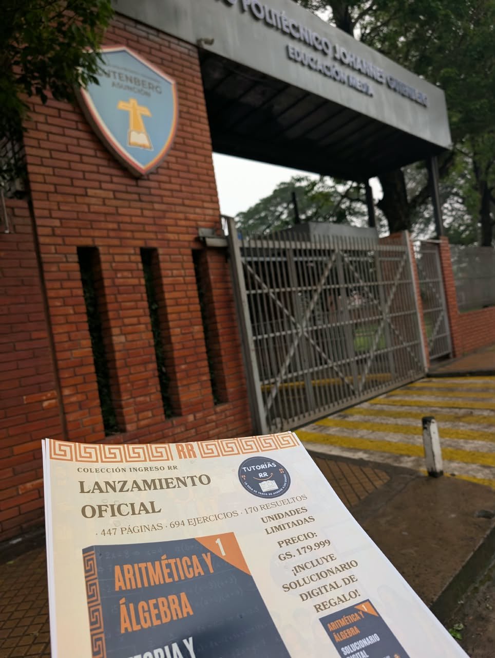 Ejemplar de Aritmética y Álgebra en la entrada del Colegio Politécnico Johannes Gutenberg