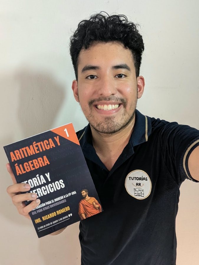 Ricardo Romero con su ejemplar ya impreso de Aritmética y Álgebra